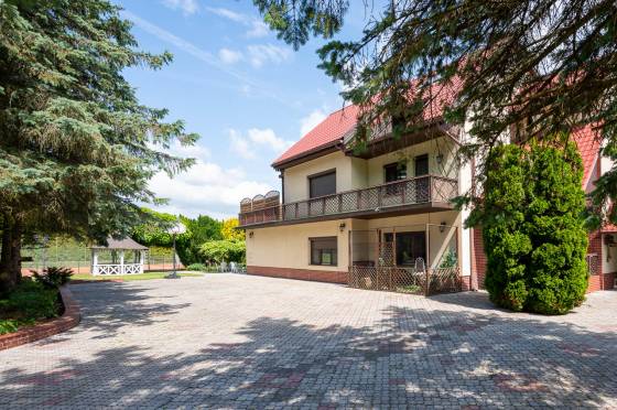 Dom z basenem i kortem tenisowym