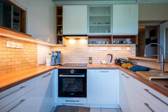 Dom z basenem i kortem tenisowym