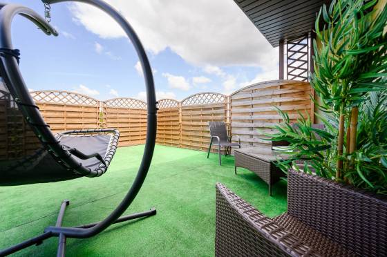 Dom z basenem i kortem tenisowym