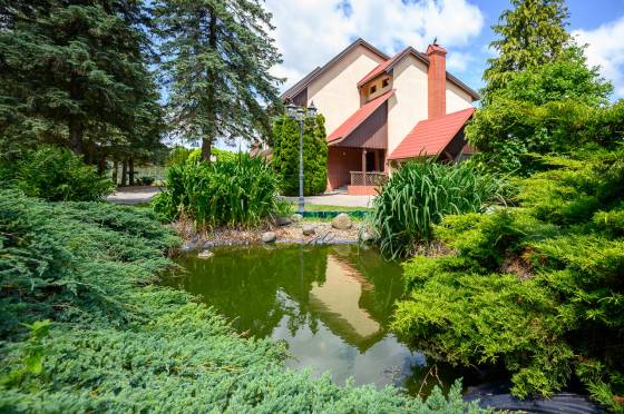 Dom z basenem i kortem tenisowym