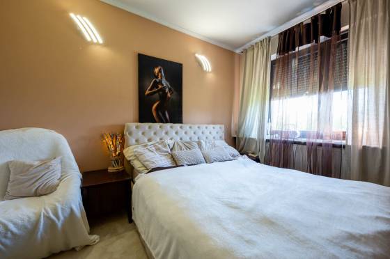 Dom z basenem i kortem tenisowym