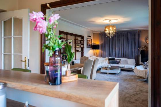 Dom z basenem i kortem tenisowym