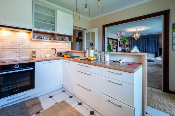 Dom z basenem i kortem tenisowym