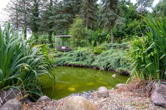 Dom z basenem i kortem tenisowym