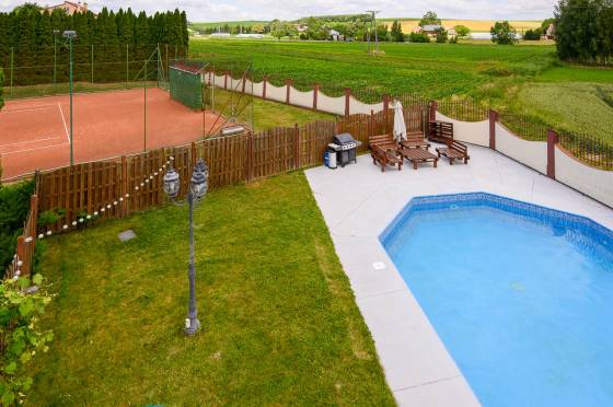 Dom z basenem i kortem tenisowym