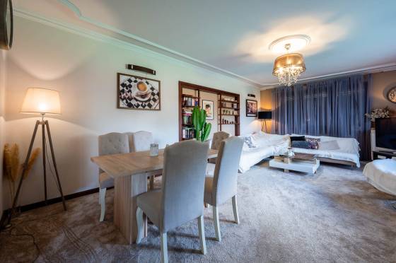 Dom z basenem i kortem tenisowym