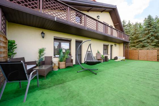 Dom z basenem i kortem tenisowym