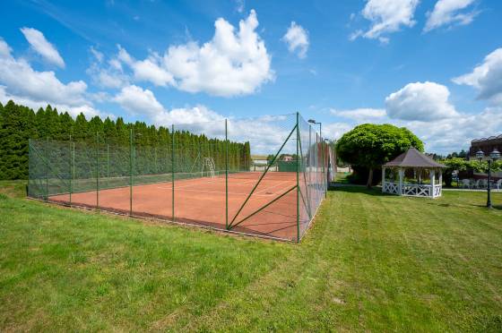 Dom z basenem i kortem tenisowym