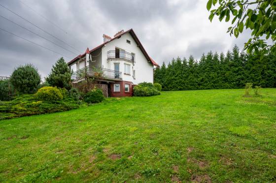 Dom jednorodzinny z kortem tenisowym położony na trzech samodzielnych działkach