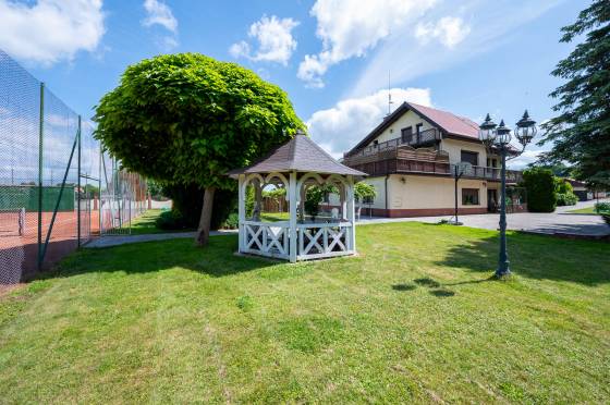 Dom z basenem i kortem tenisowym