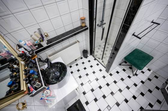 Dom z basenem i kortem tenisowym