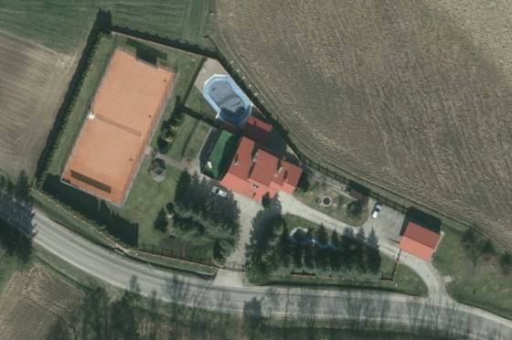 Dom z basenem i kortem tenisowym