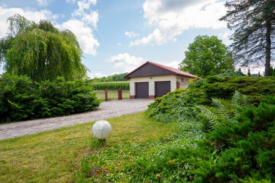 Dom z basenem i kortem tenisowym