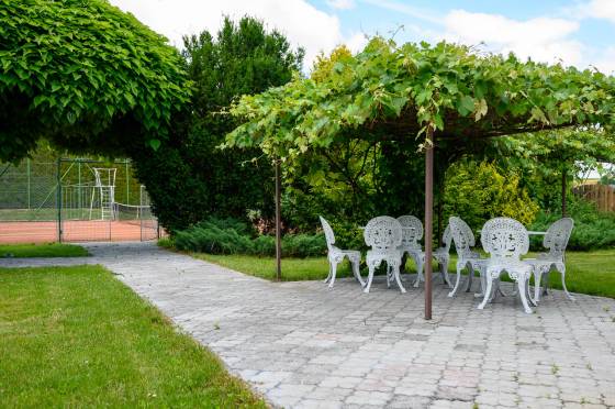 Dom z basenem i kortem tenisowym