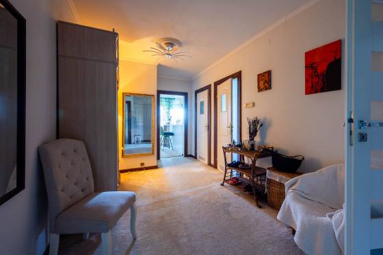 Dom z basenem i kortem tenisowym