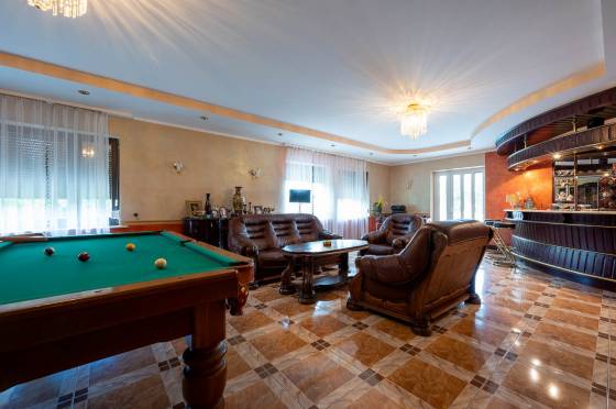 Dom z basenem i kortem tenisowym