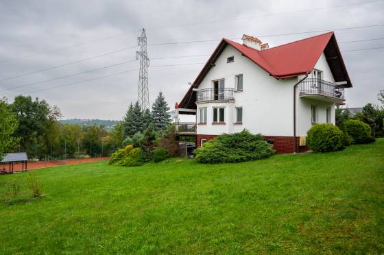 Dom jednorodzinny z kortem tenisowym położony na trzech samodzielnych działkach