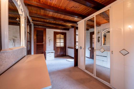 Dom z basenem i kortem tenisowym