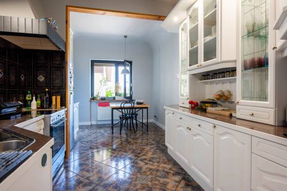 Dom z basenem i kortem tenisowym