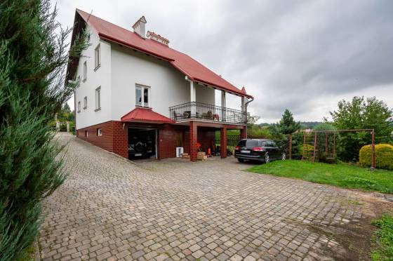 Dom jednorodzinny z kortem tenisowym położony na trzech samodzielnych działkach