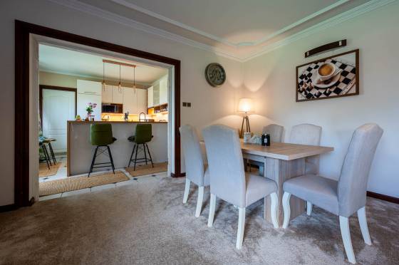 Dom z basenem i kortem tenisowym