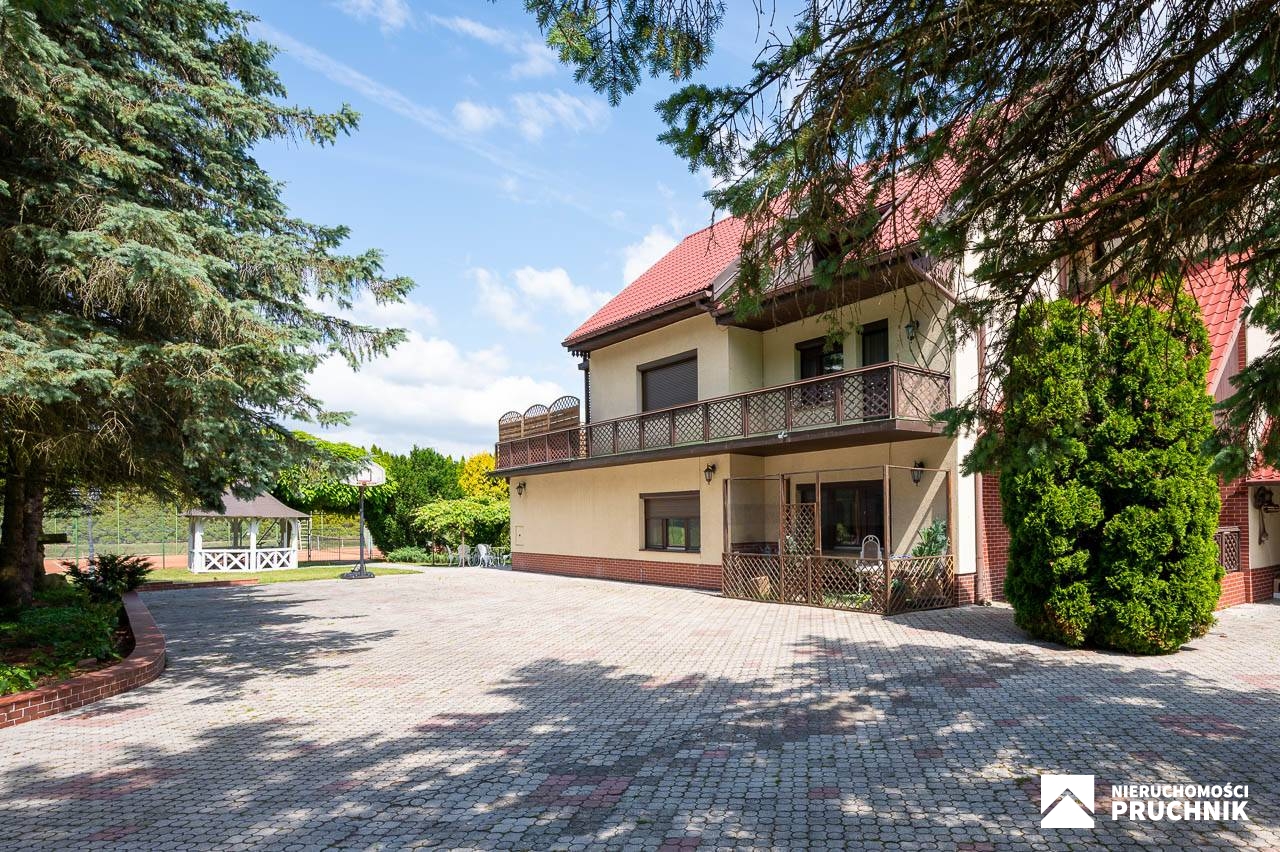 Dom z basenem i kortem tenisowym